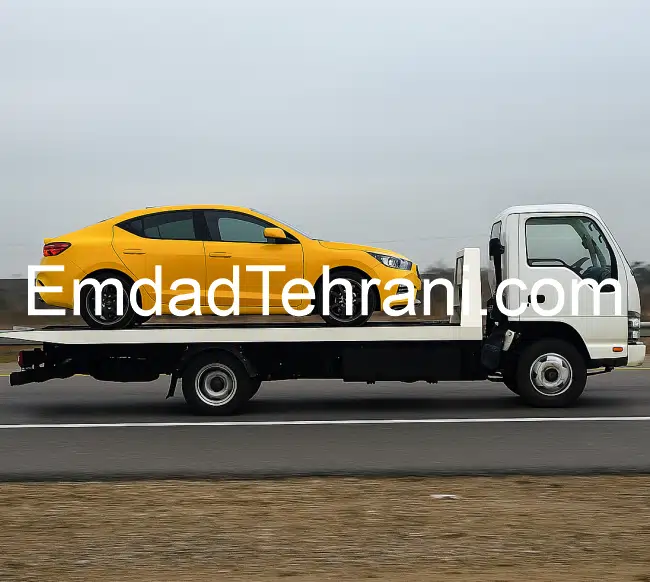 کفی خودروبر سفید در حال حمل خودروی اسپرت در اتوبان خارج از شهر